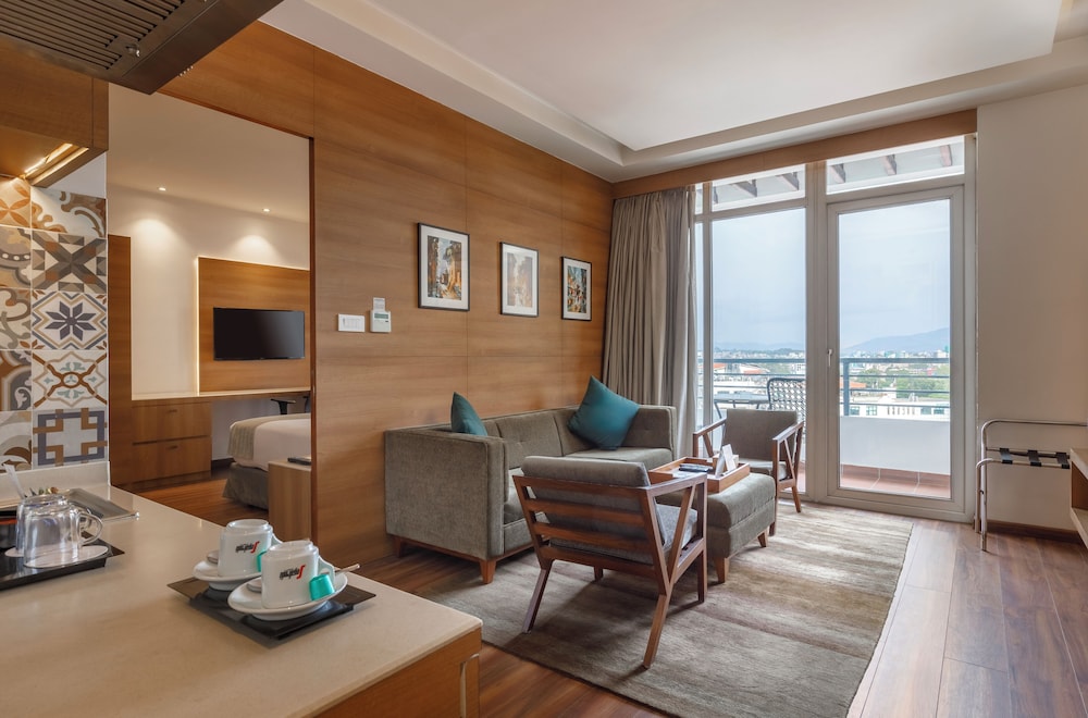 Junior Suite with Balcony - Photo 6