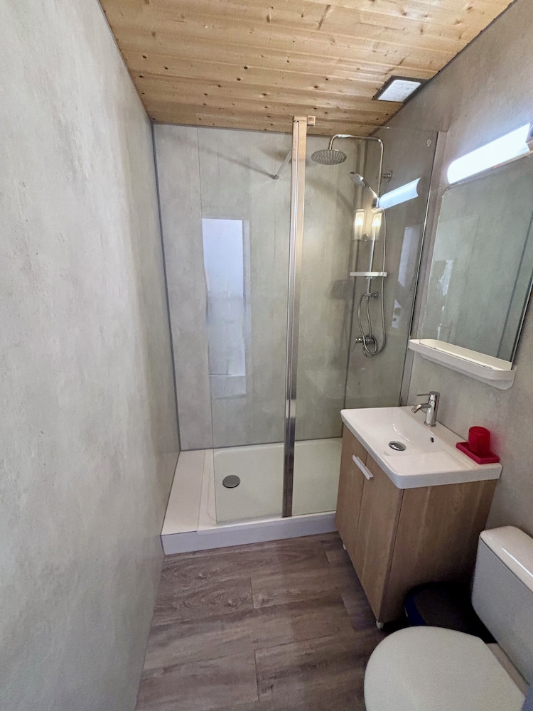 Basic Apartment - Photo 8