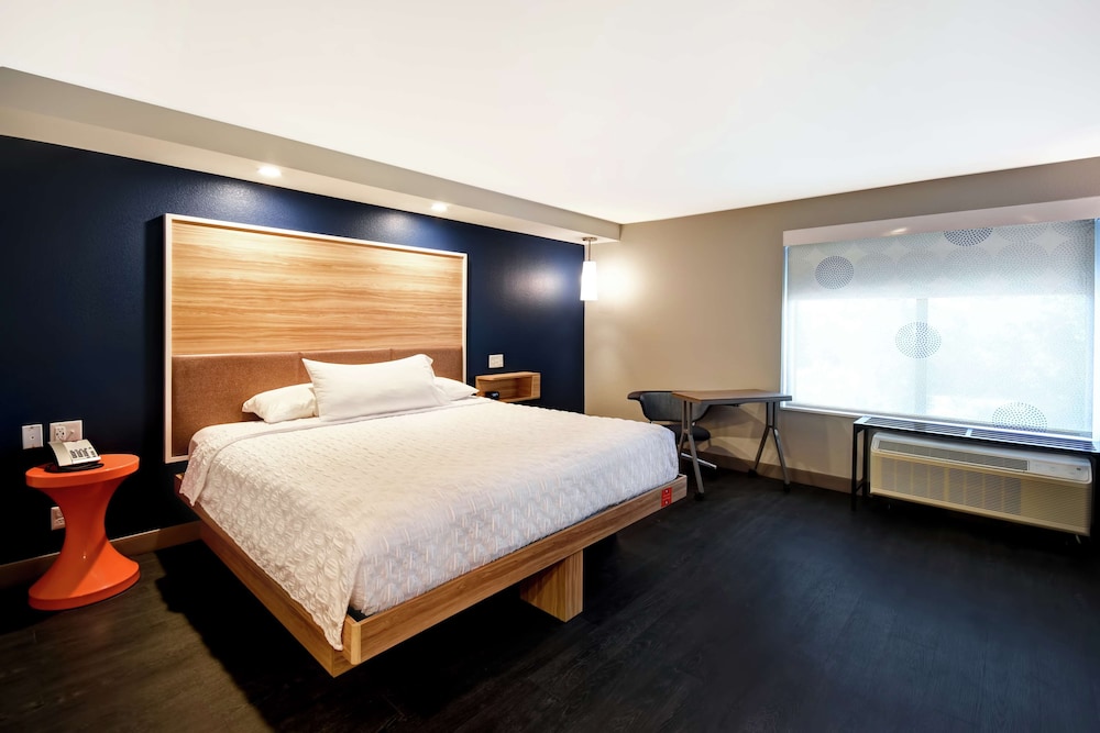 Room, 1 King Bed, Accessible (Hearing, Roll-in Shower) photo 3