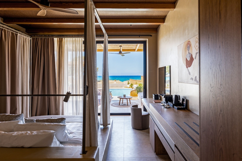 Cicada Suite Gym, Private Pool & Hot Tub, Sea Front