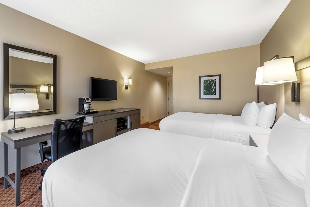 Business Room, 2 Queen Beds, Non Smoking, Refrigerator photo 2