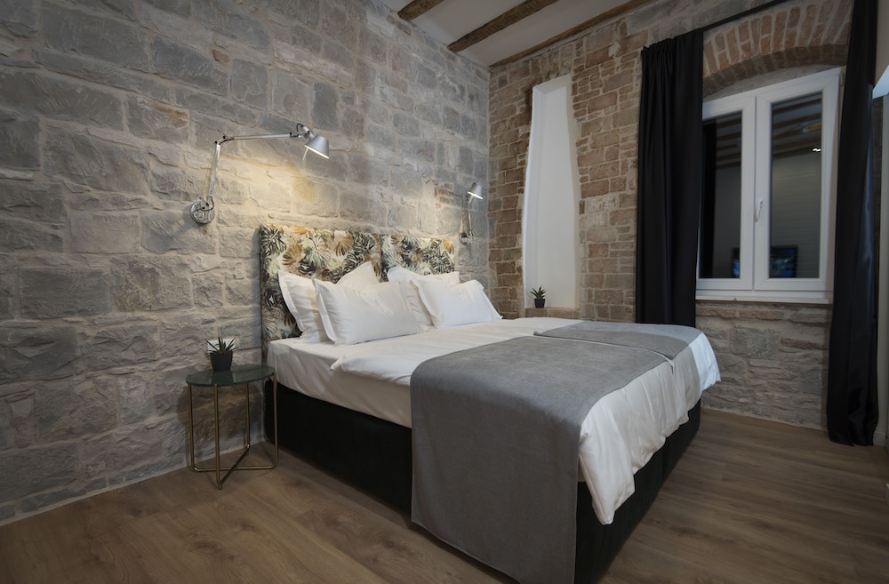 Deluxe Studio, 1 King Bed, Non Smoking