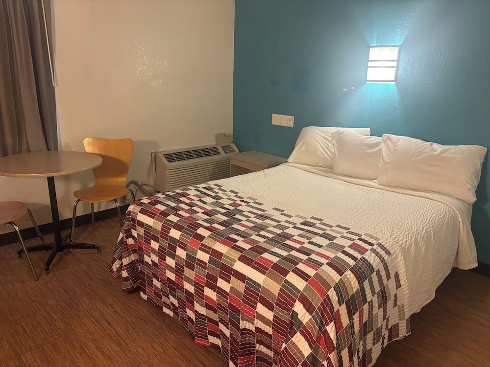 Deluxe Room, 1 Queen Bed, Accessible, Non Smoking (Roll-in Shower)