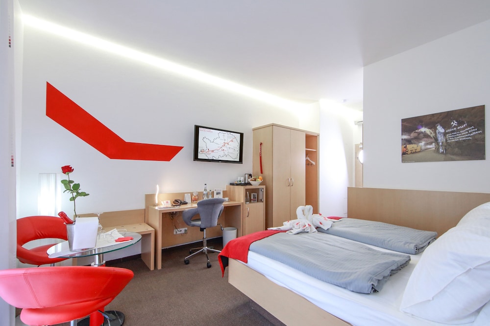 Business Room, 1 King Bed, Garden View (Quiet Location) photo 2
