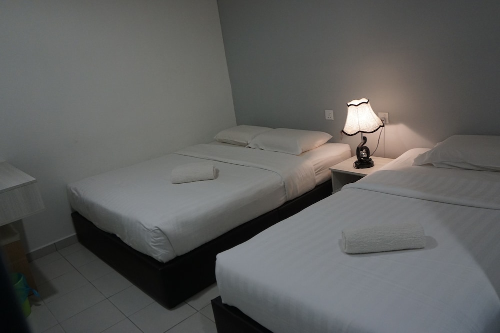 Family Triple Room, 1 Bedroom, No Windows photo 3