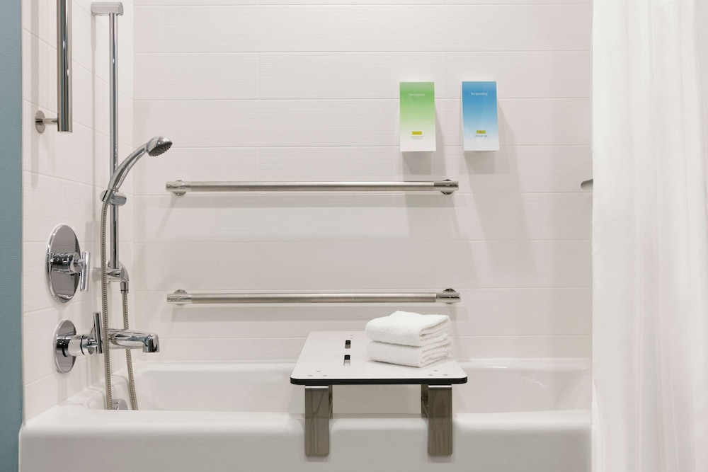 Studio, 1 King Bed, Accessible, Bathtub photo 2