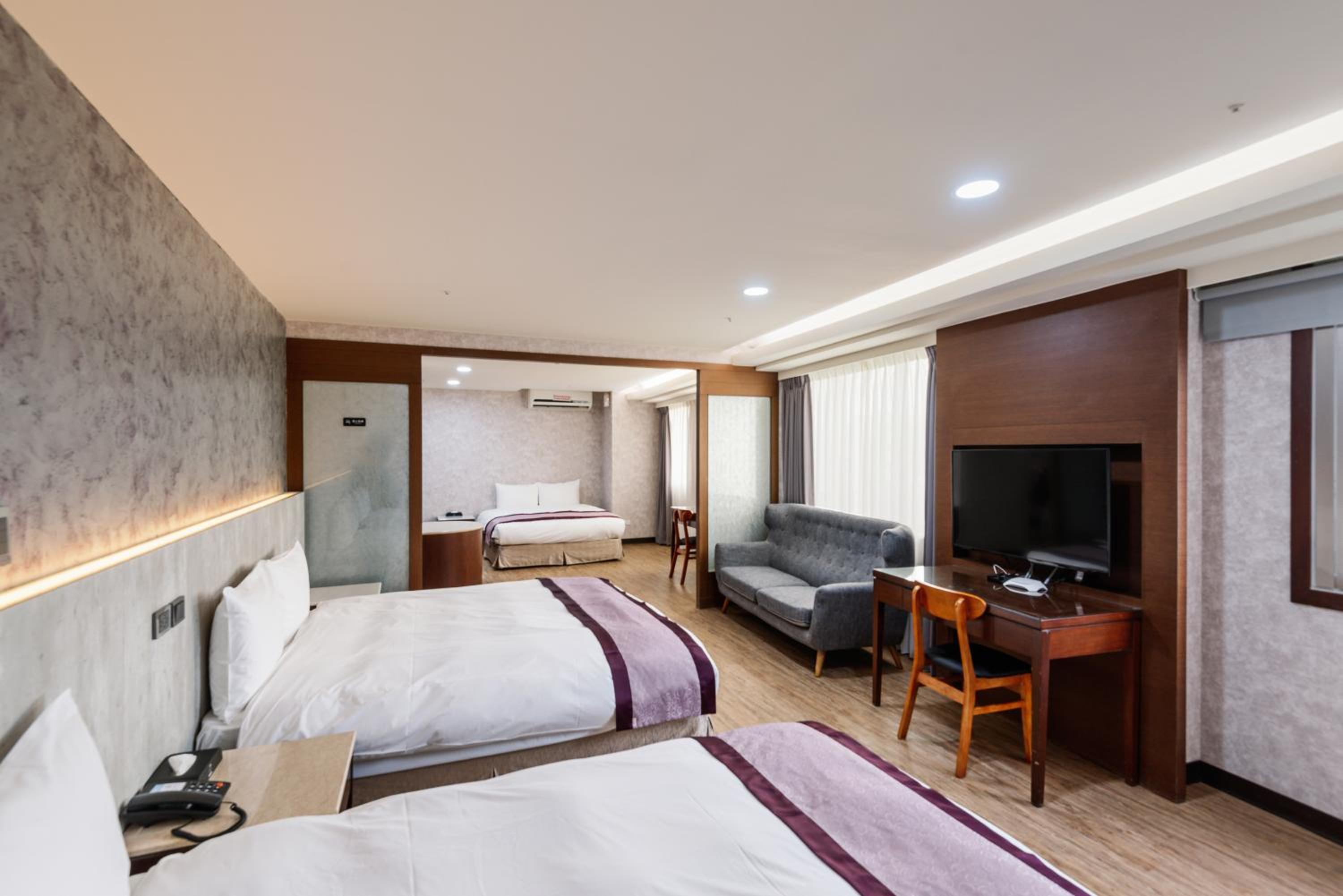 Deluxe Family Room - Photo 9