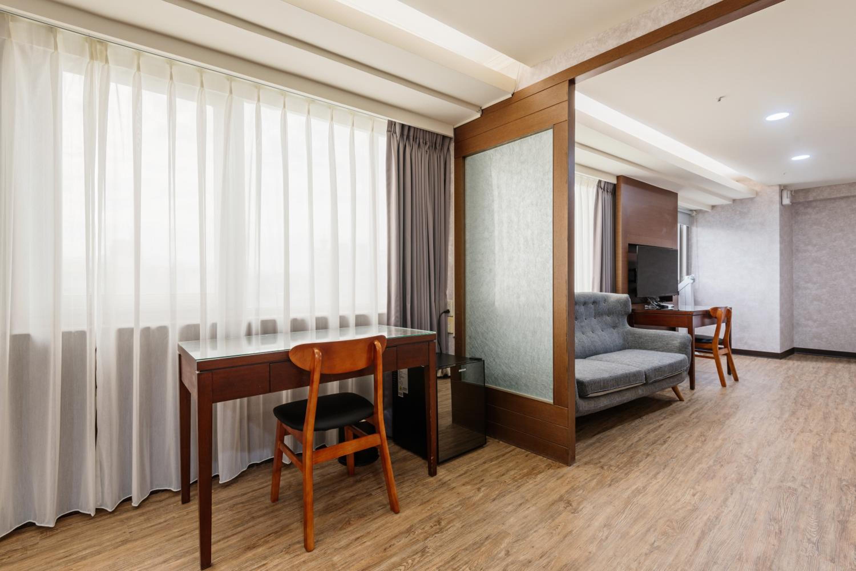 Deluxe Family Room - Photo 6