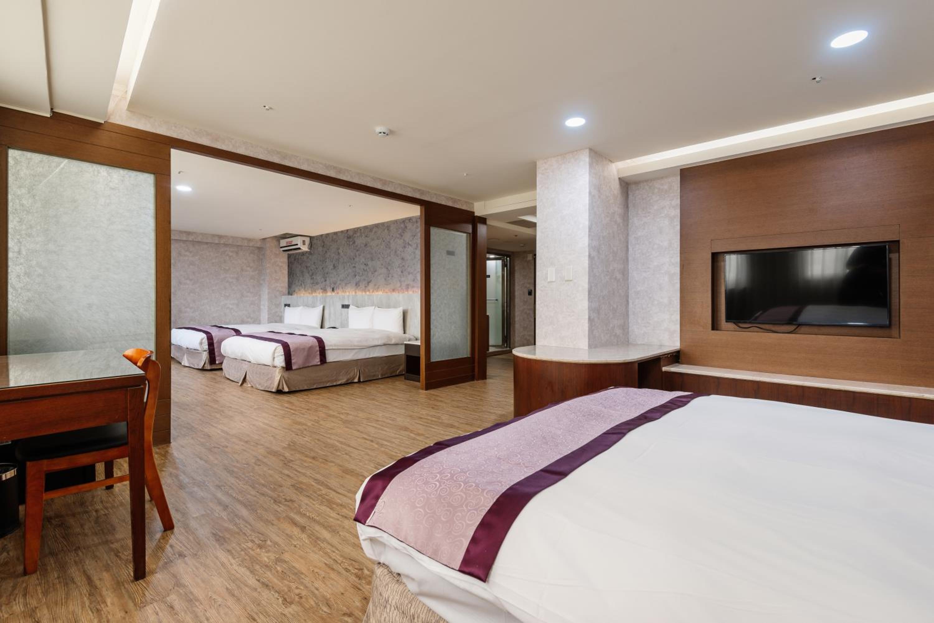 Deluxe Family Room - Photo 8
