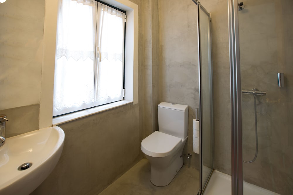 Basic Double or Twin Room, Shared Bathroom photo 2