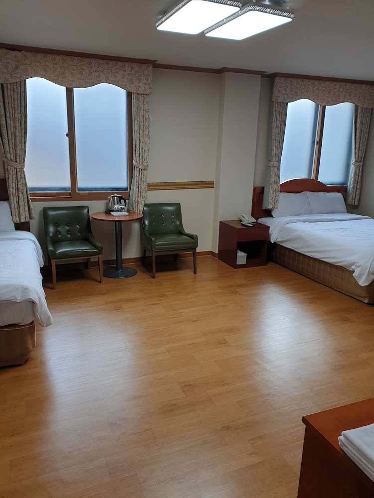 Family Twin Room - Photo 3
