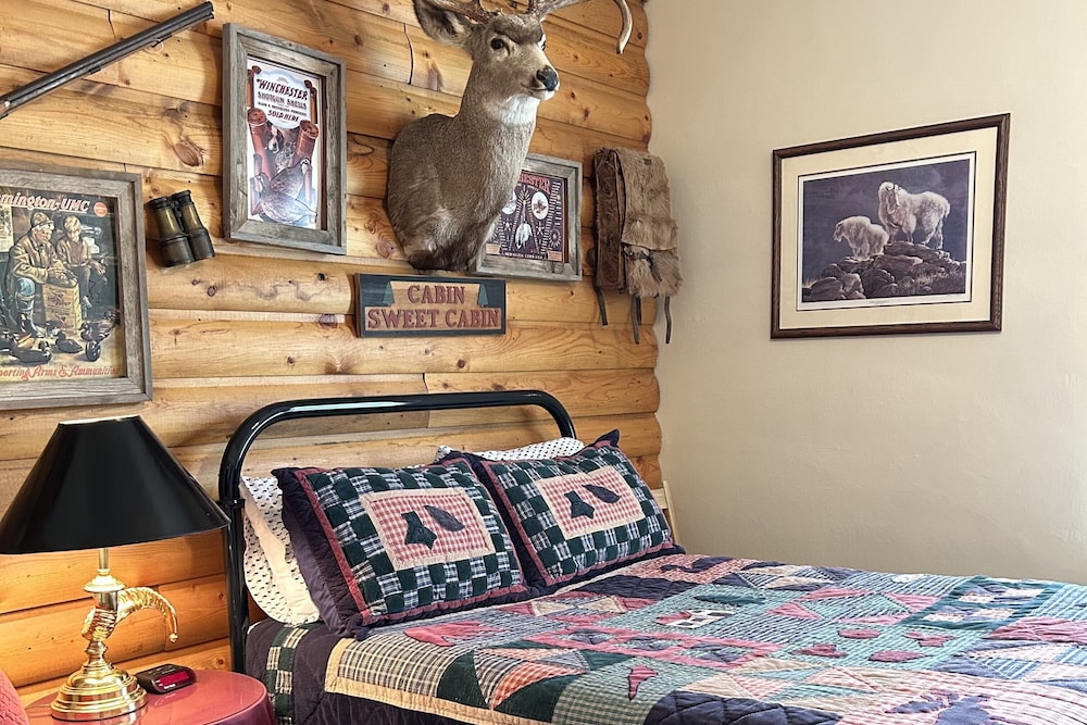 Basic Single Room Hunters Lodge (Shared Bathroom, Upstairs)