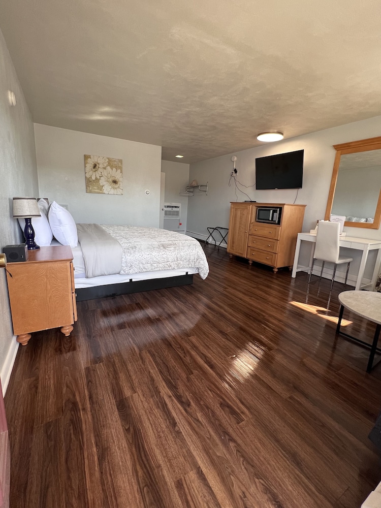 Basic Single Room, 1 King Bed photo 1