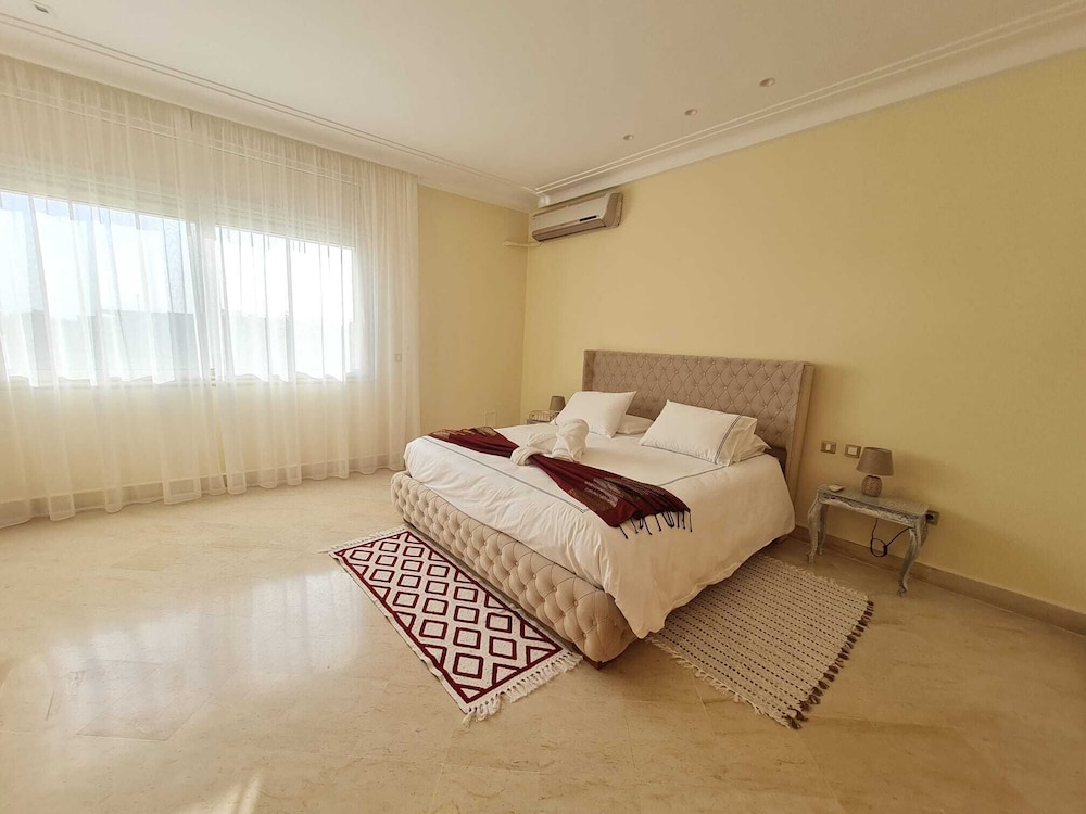 Deluxe Suite, 1 King Bed, Partial Lake View photo 1