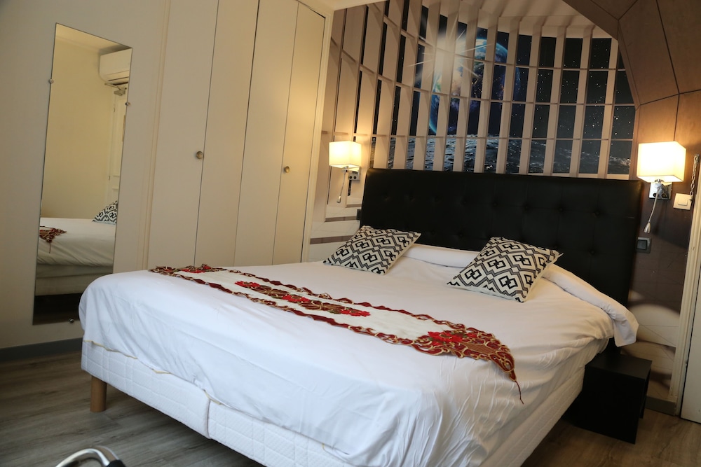 Double Room - Photo 16