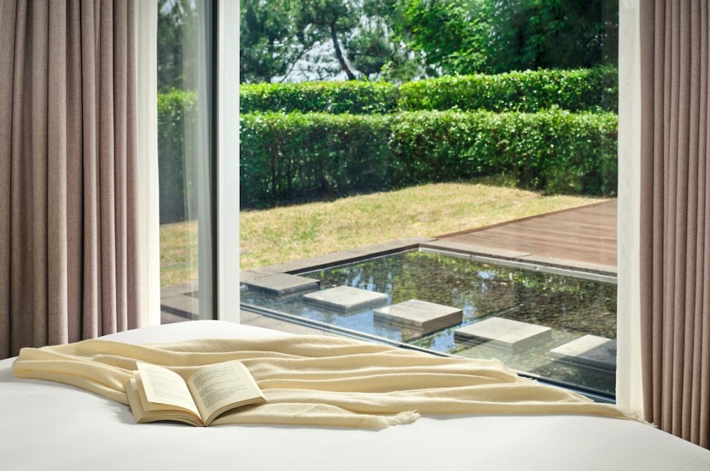 [3 Generation PKG] Seung Hyo Sang Villa (3 Rooms) + Breakfast for 8 + MAX BAR + 1 Bedding