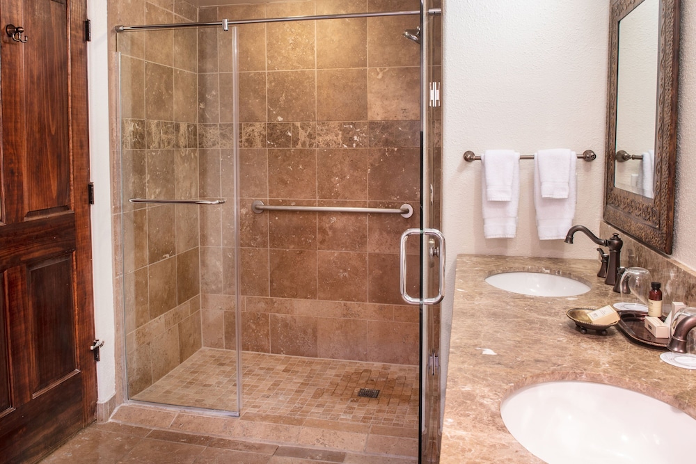 Room, 1 King Bed (Mobility Accessible, Roll-In Shower) - Photo 8