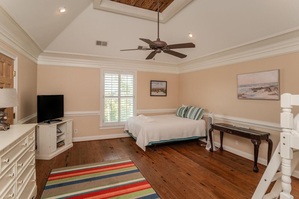 House, Multiple Beds, Patio, Garden View (18 Fiddlers Cove Dr) photo 1
