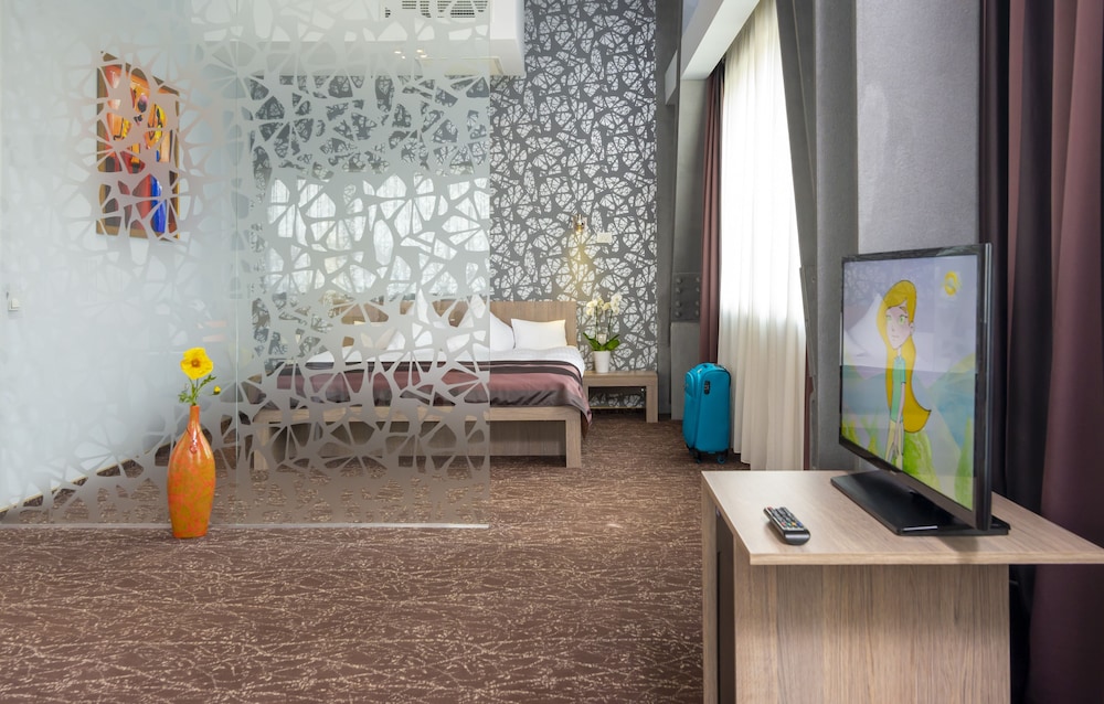 Suite - Photo 1