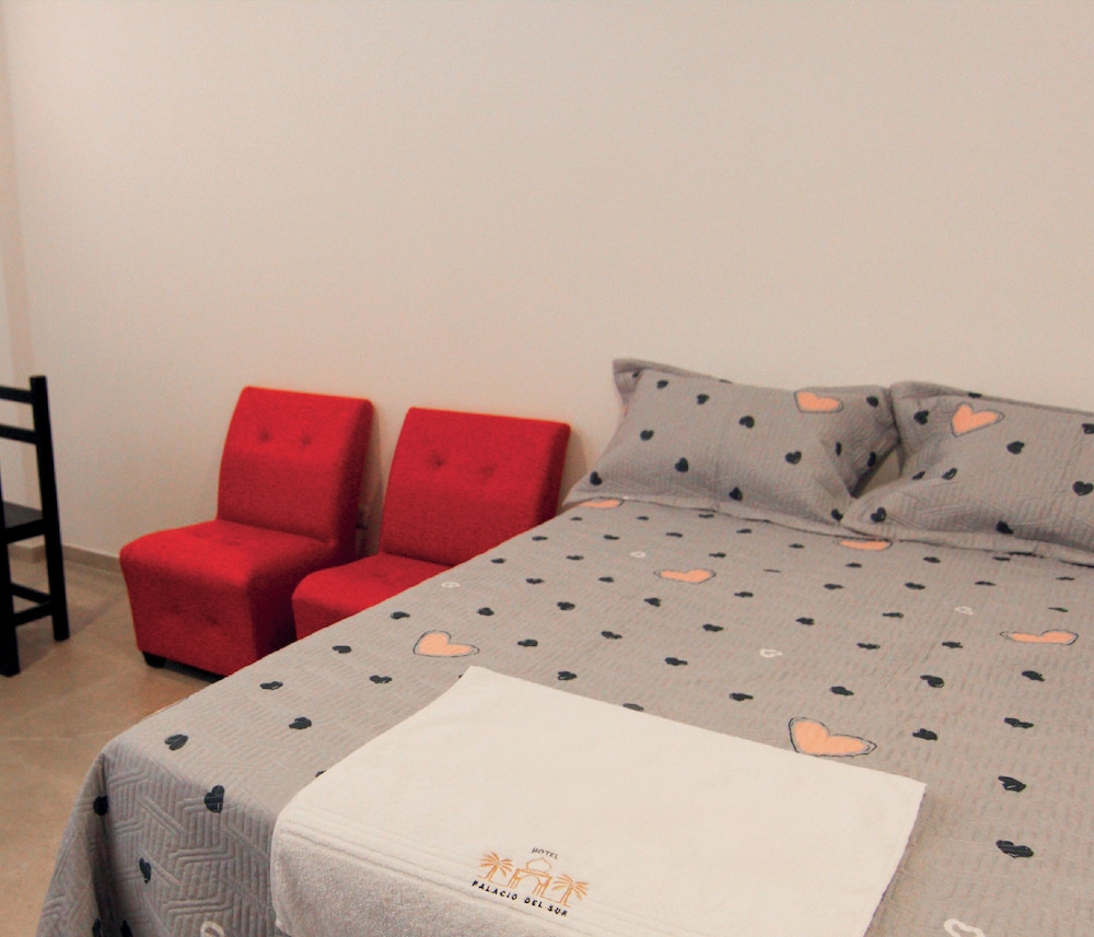 Basic Single Room, 1 Queen Bed, Private Bathroom photo 3