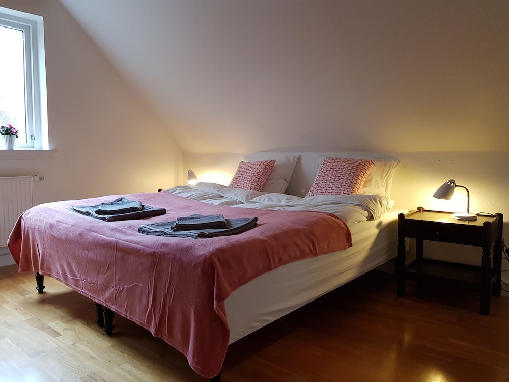 House, 4 Bedrooms, Terrace