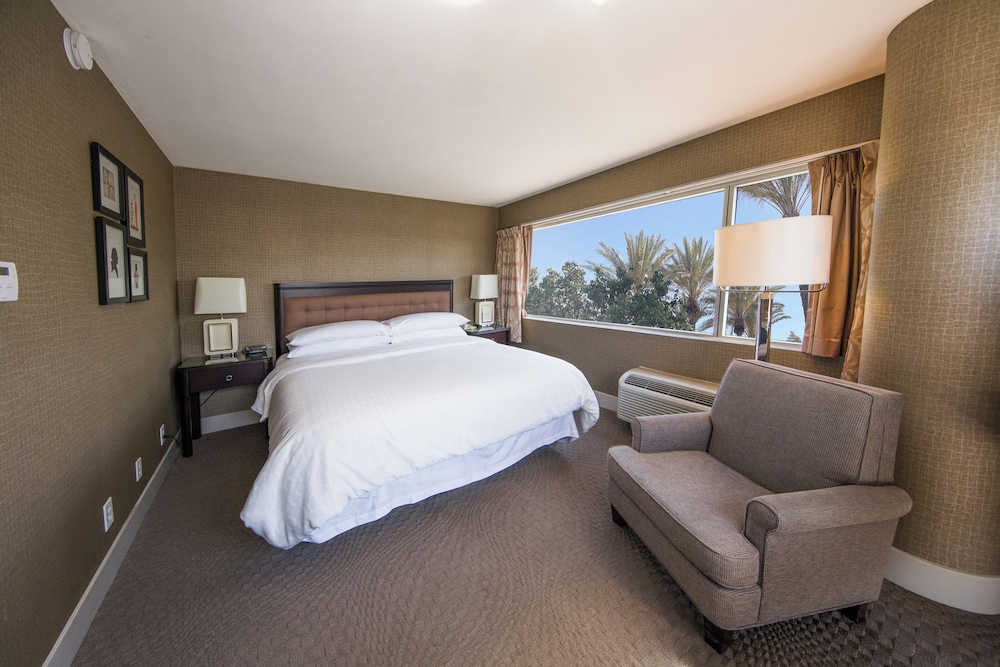 Junior Suite, 1 King Bed, Corner photo 2