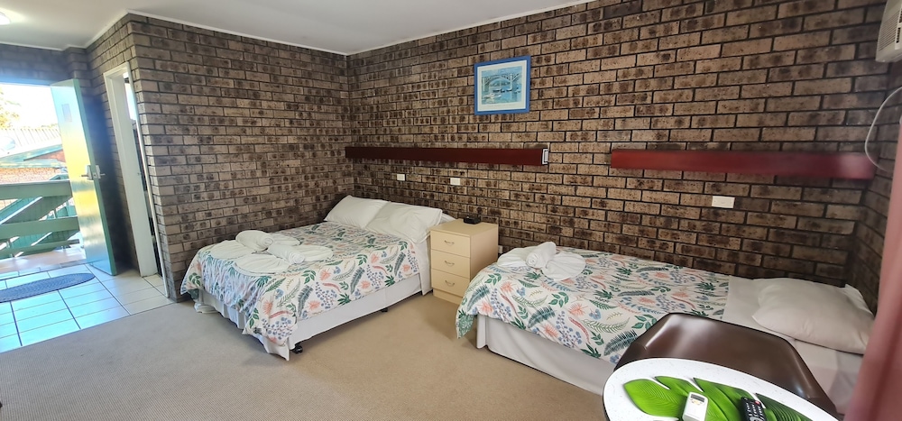 Classic Triple Room, Multiple Beds (First floor) photo 1
