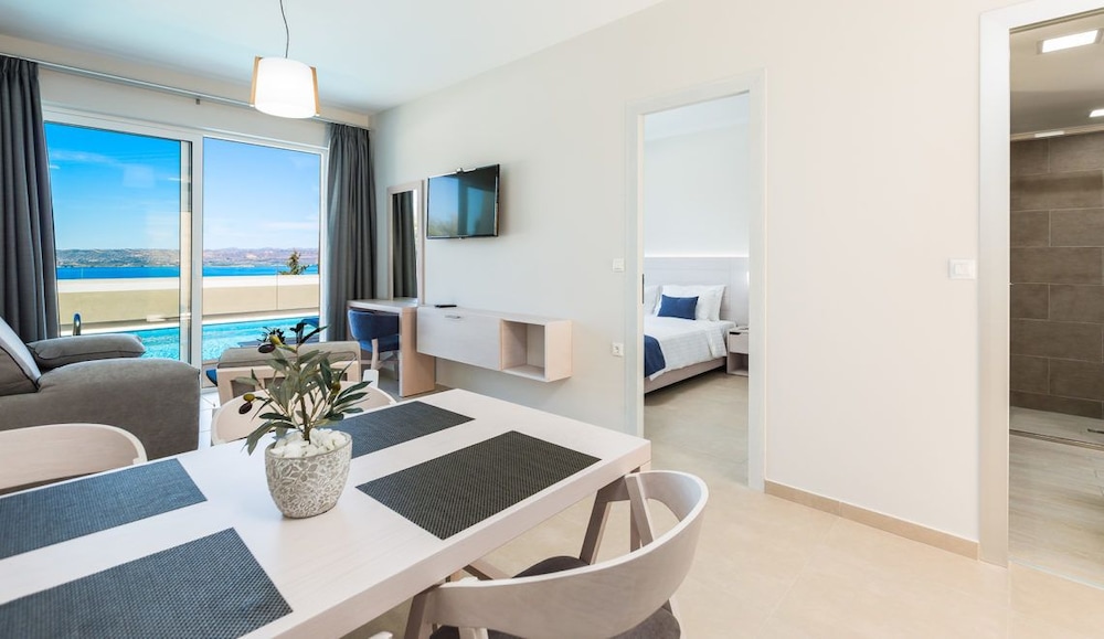 Executive Suite, Pool Access, Ground Floor