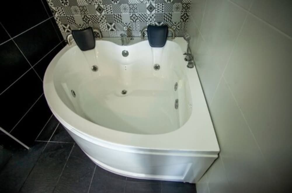 Suite Room - Photo 11