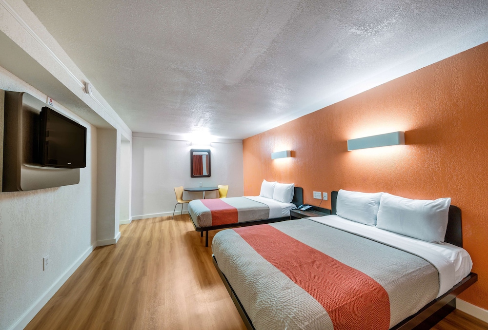 Standard Room, 2 Double Beds, Smoking - Photo 1