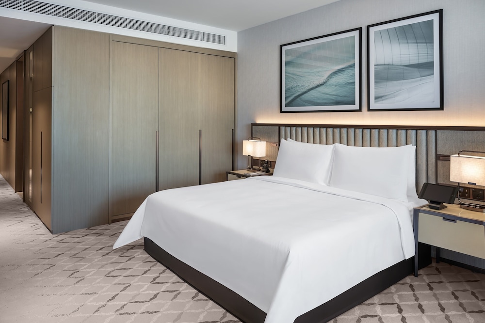 Premier Room, 1 King Bed (Creek View)