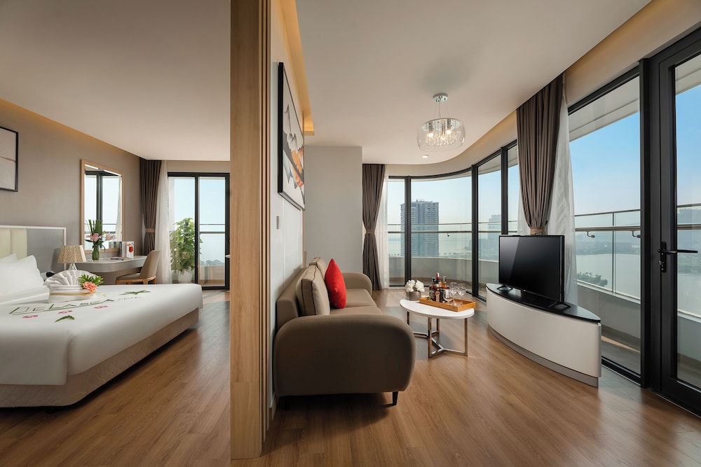Suite - Photo 1