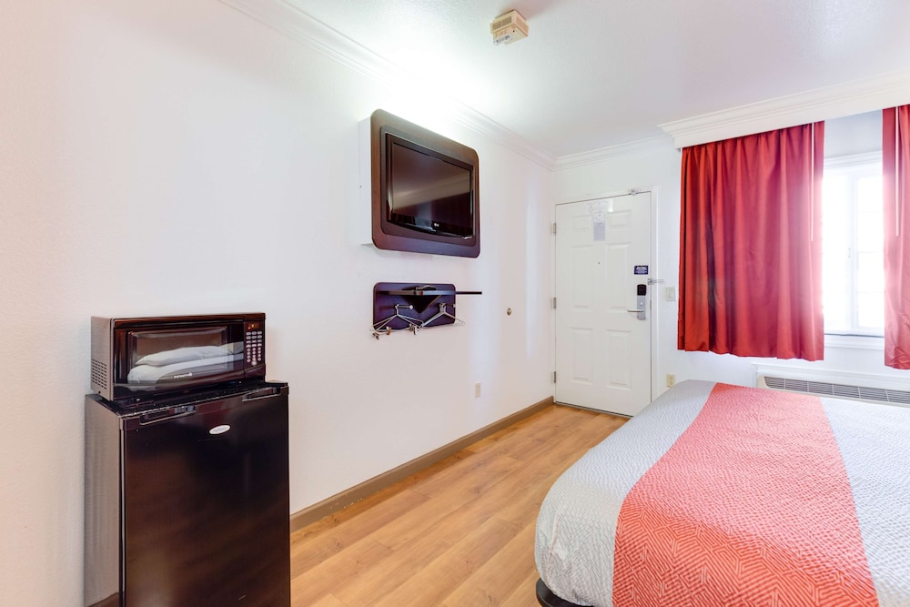 Standard Room, 1 King Bed, Accessible, Non Smoking photo 3