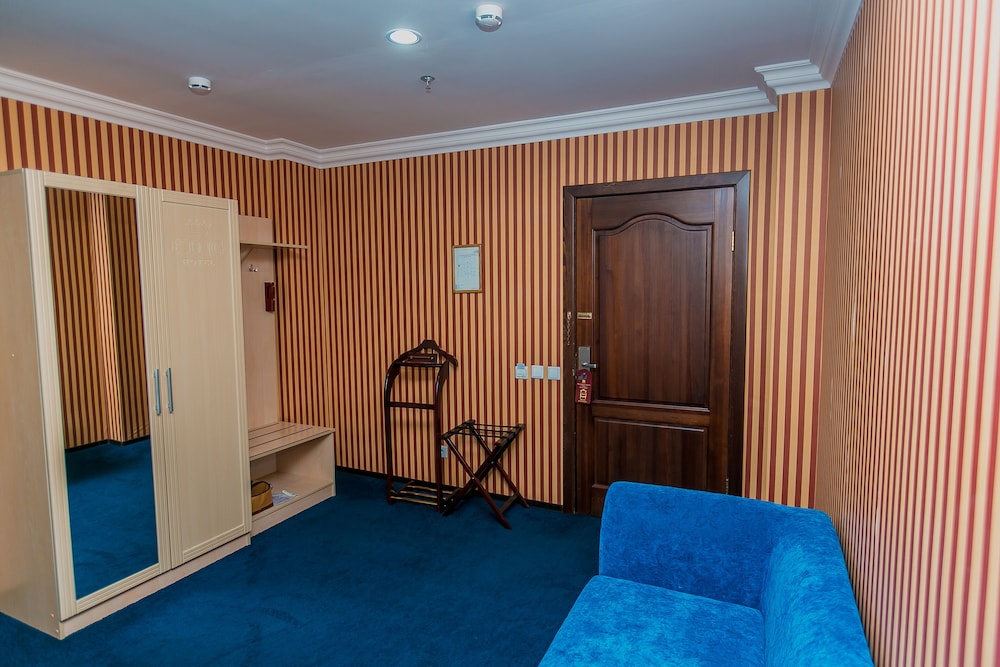 Family Room - Photo 2