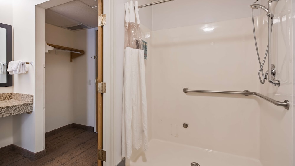 Standard Room, 1 Queen Bed, Accessible