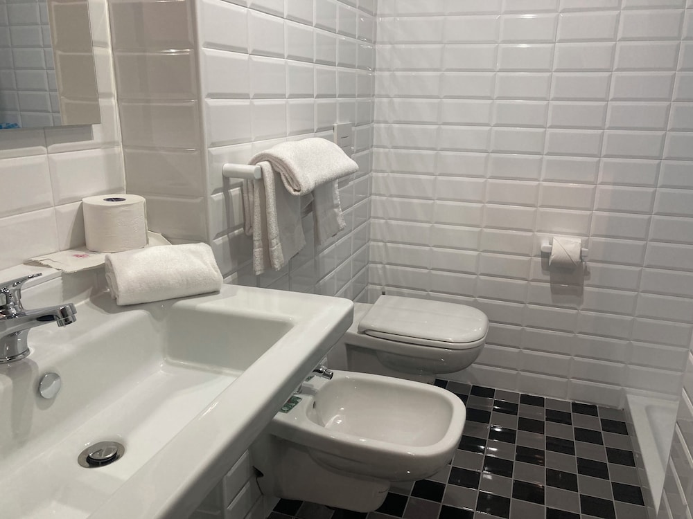 Classic Double or Twin Room - Photo 9