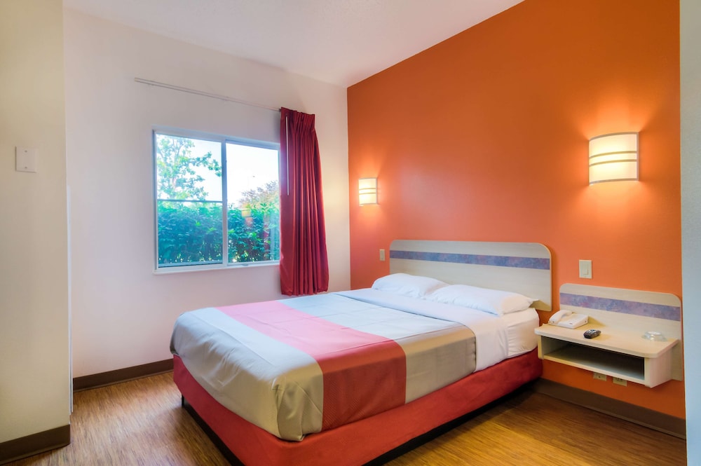 Standard Room, 1 Queen Bed, Accessible, Non Smoking