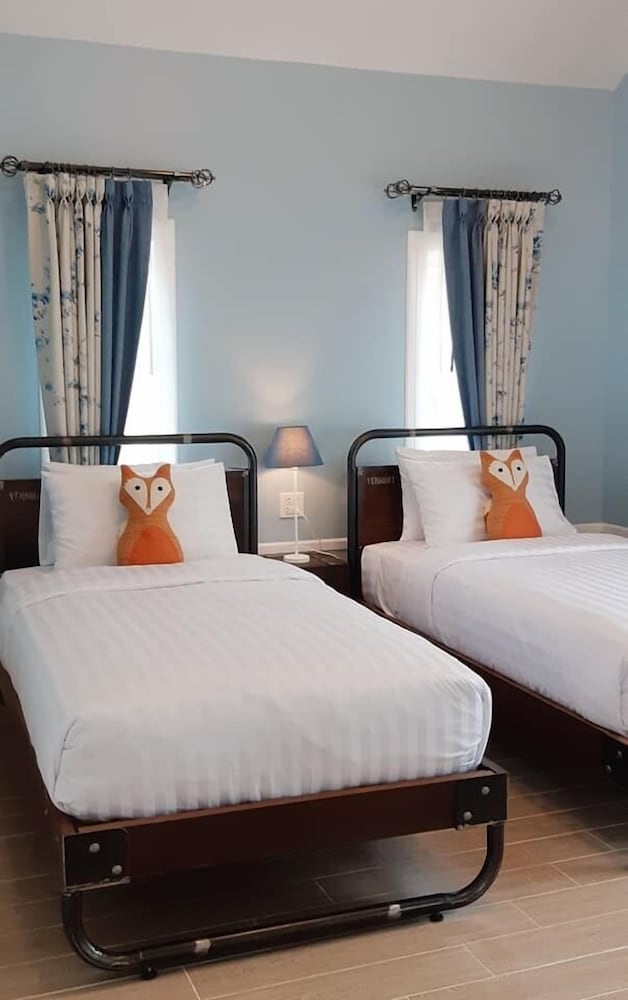 Room, 2 Bedrooms, Balcony - Photo 3