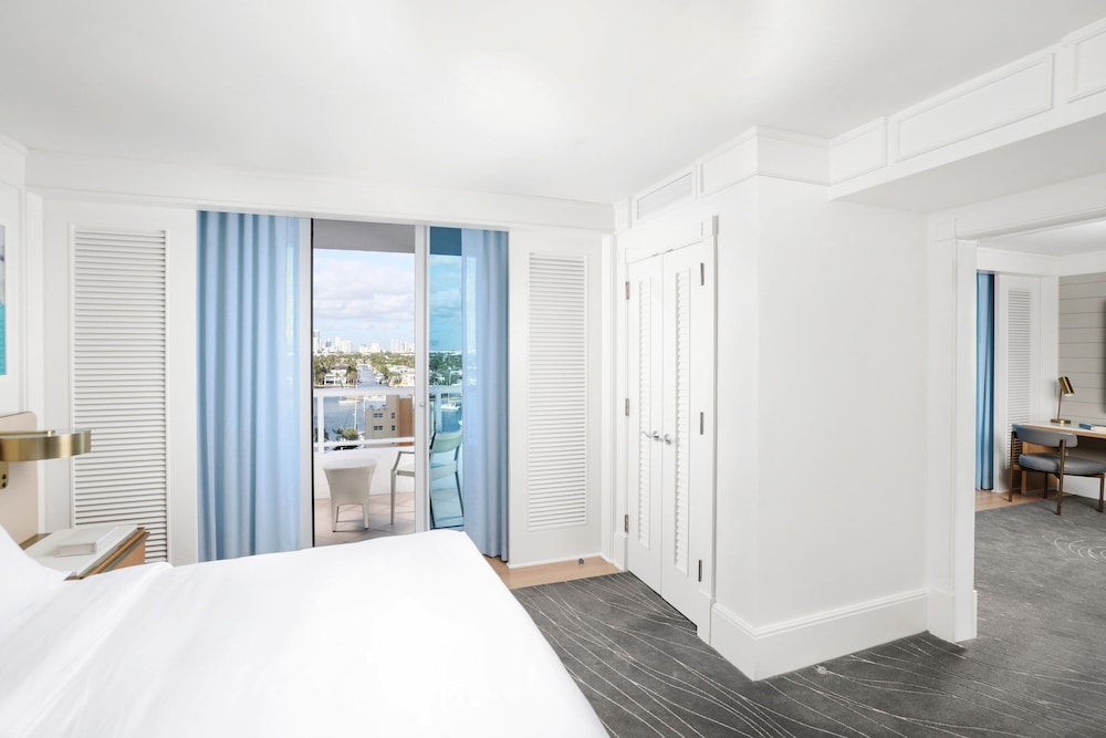 Club Room, 1 King Bed with Sofa bed