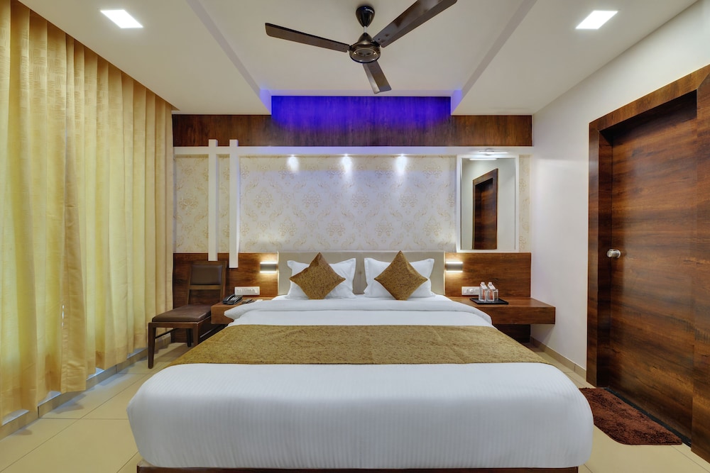 Suite - Photo 1