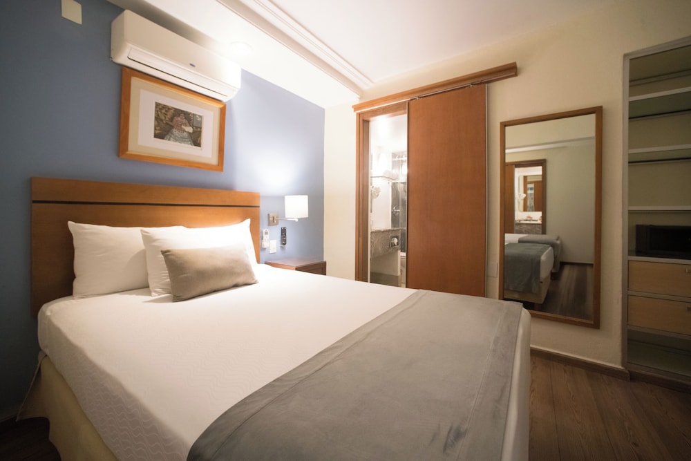 Two Queen Beds and Two Bathrooms photo 2