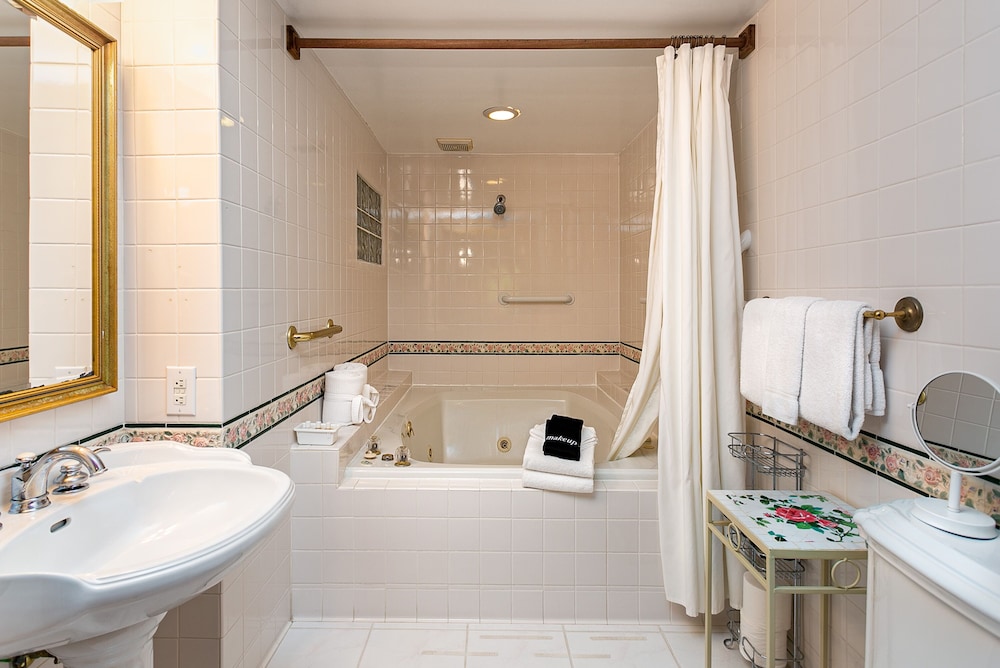 Deluxe double, 1 queen bed (the Ivy terrace room)