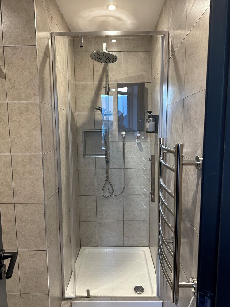 Luxury Suite, 1 King Bed, Non Smoking, Ensuite photo 3