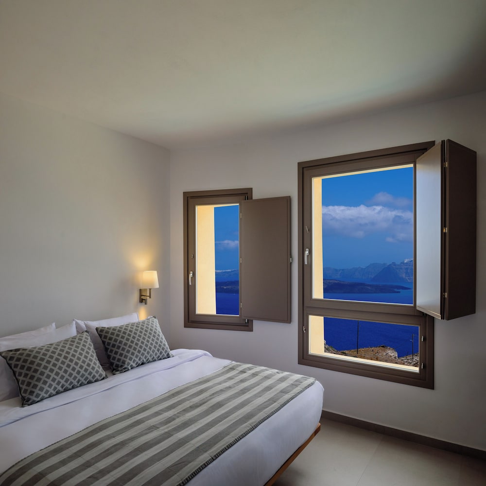 Senior Suite with Hot Tub & Caldera View - Photo 2