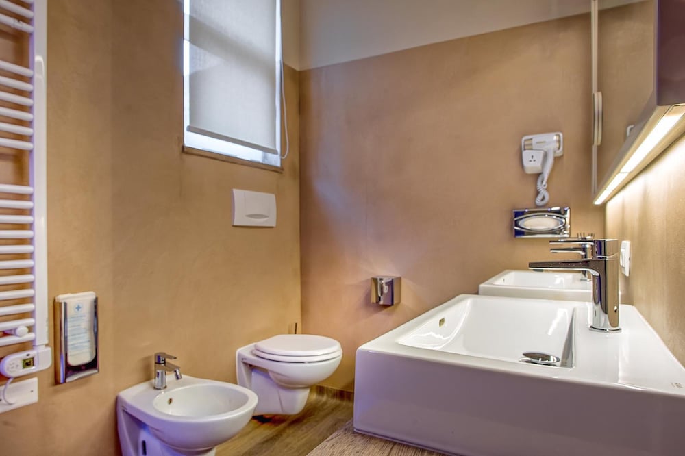 Luxury Suite - Photo 6