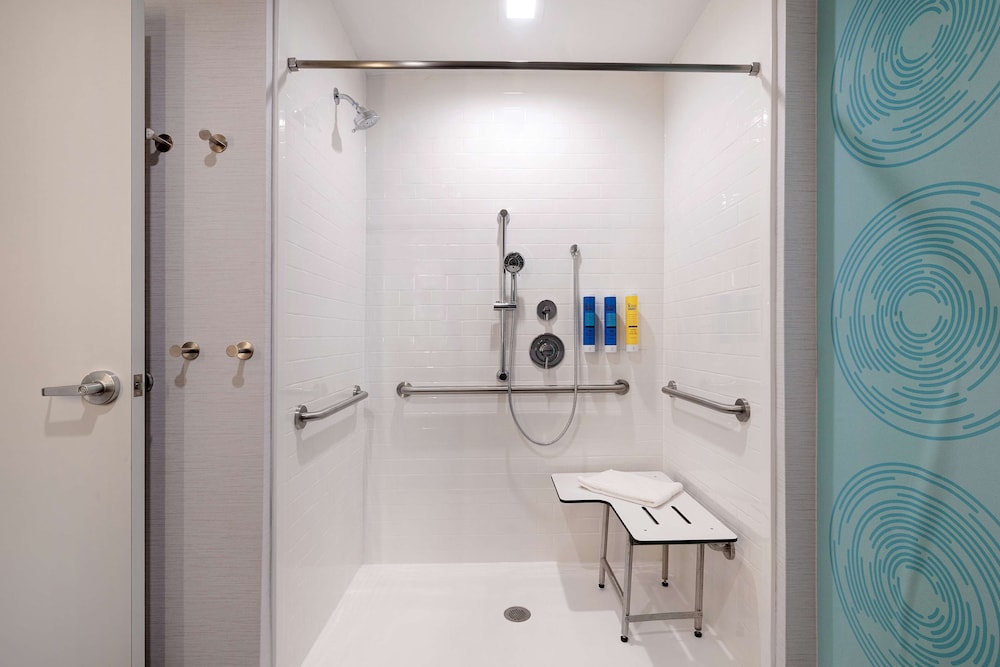 Room, 1 King Bed, Accessible, Balcony (Ocean View, Roll-In Shower) - Photo 4