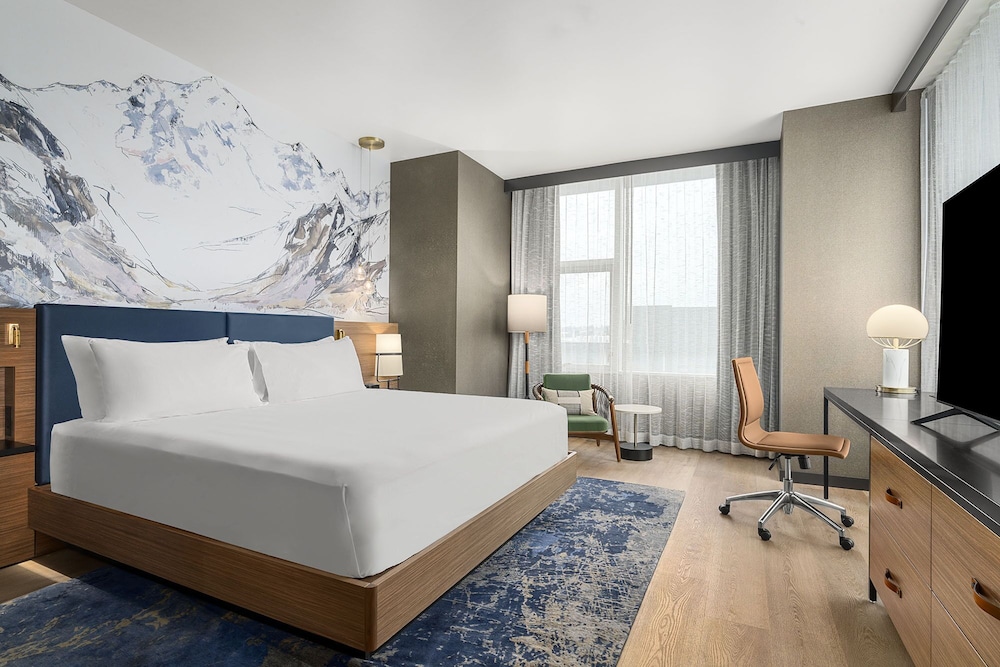 Premium Room, 1 King Bed, Corner (View) - Photo 3