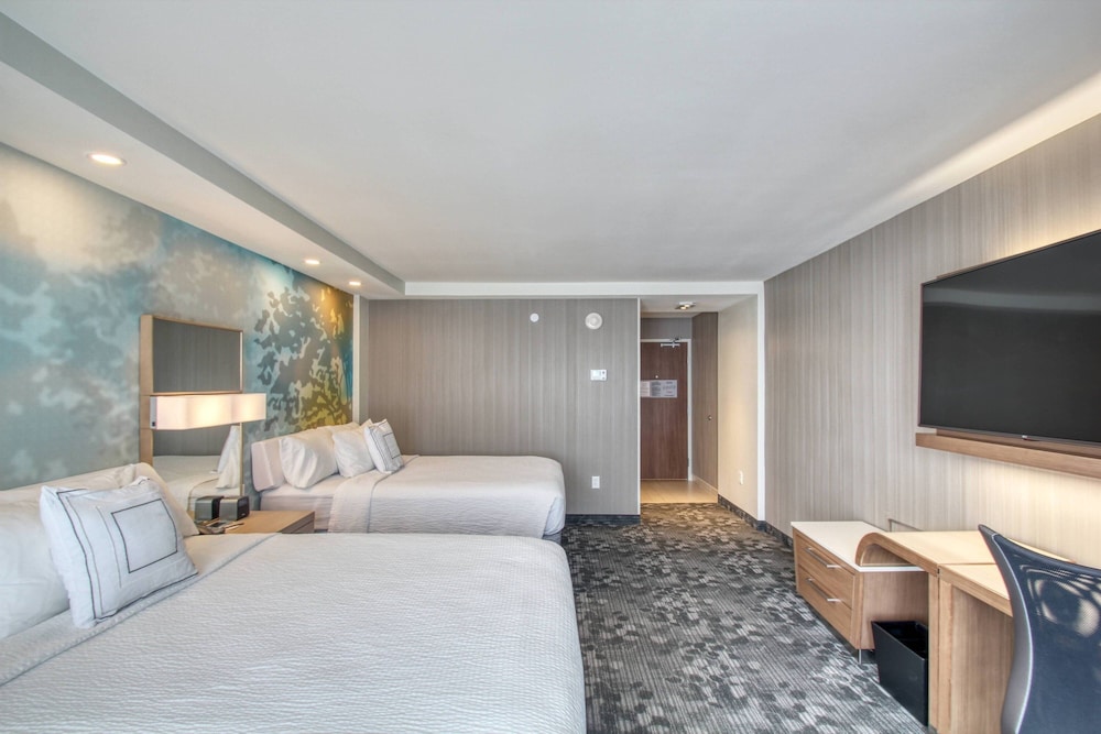 Room, 2 Queen Beds (Mobility Accessible, Roll-in Shower) photo 2