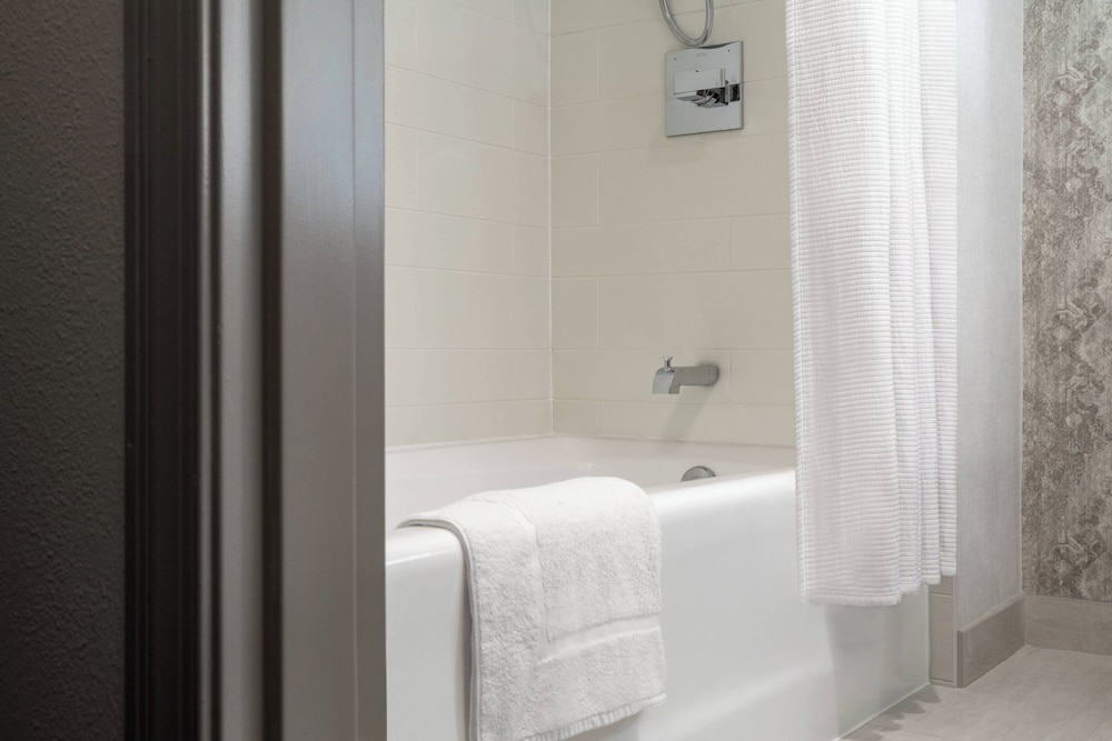 Executive Room, 2 Queen Beds - Photo 10