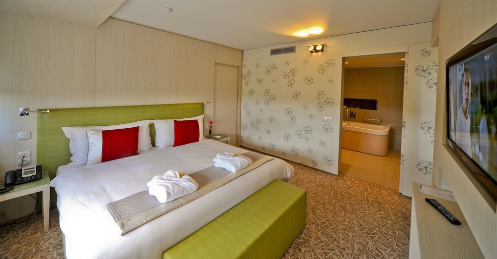 Suite, 2 Bedrooms, Bathtub - Photo 2
